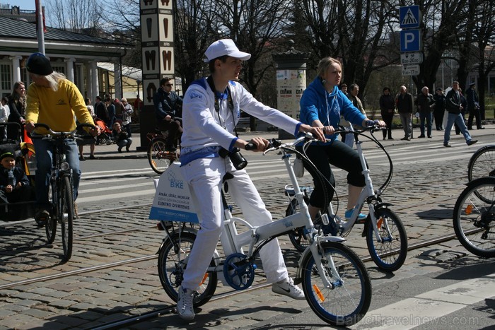 Rīgas velo nedēļas 2013 ietvaros velosipēdisti pie Brīvības pieminekļa pulcējās uz Rīga velo parādi - iepazīsti Pārdaugavu. Rīgas velo nedēļas 2013 ietvaros velosipēdisti pie Brīvības pieminekļa pulcējās uz Rīga velo parādi - iepazīsti Pārdaugavu. 93200