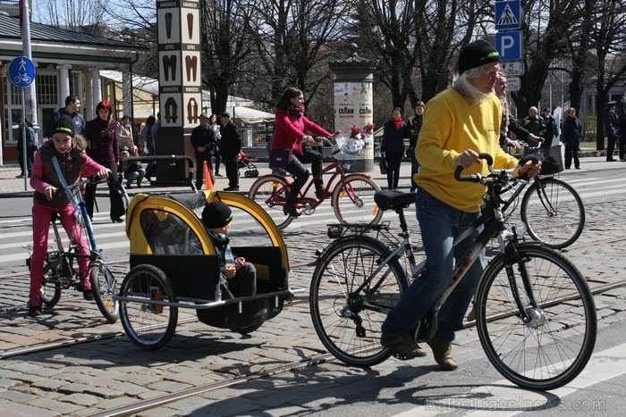 Rīgas velo nedēļas 2013 ietvaros velosipēdisti pie Brīvības pieminekļa pulcējās uz Rīga velo parādi - iepazīsti Pārdaugavu. Rīgas velo nedēļas 2013 ietvaros velosipēdisti pie Brīvības pieminekļa pulcējās uz Rīga velo parādi - iepazīsti Pārdaugavu. 93201