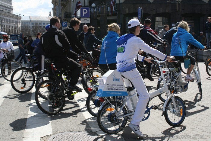 Rīgas velo nedēļas 2013 ietvaros velosipēdisti pie Brīvības pieminekļa pulcējās uz Rīga velo parādi - iepazīsti Pārdaugavu. Rīgas velo nedēļas 2013 ietvaros velosipēdisti pie Brīvības pieminekļa pulcējās uz Rīga velo parādi - iepazīsti Pārdaugavu. 93202