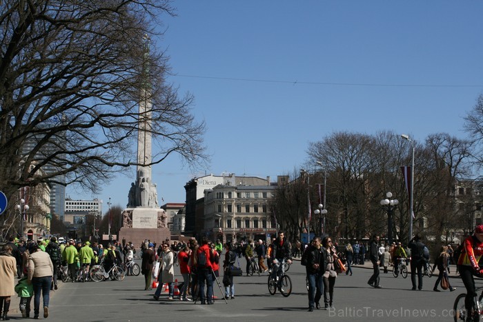 Rīgas velo nedēļas 2013 ietvaros velosipēdisti pie Brīvības pieminekļa pulcējās uz Rīga velo parādi - iepazīsti Pārdaugavu. Rīgas velo nedēļas 2013 ietvaros velosipēdisti pie Brīvības pieminekļa pulcējās uz Rīga velo parādi - iepazīsti Pārdaugavu. 93203