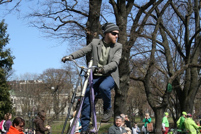 Rīgas velo nedēļas 2013 ietvaros velosipēdisti pie Brīvības pieminekļa pulcējās uz Rīga velo parādi - iepazīsti Pārdaugavu. Rīgas velo nedēļas 2013 ietvaros velosipēdisti pie Brīvības pieminekļa pulcējās uz Rīga velo parādi - iepazīsti Pārdaugavu. 93204
