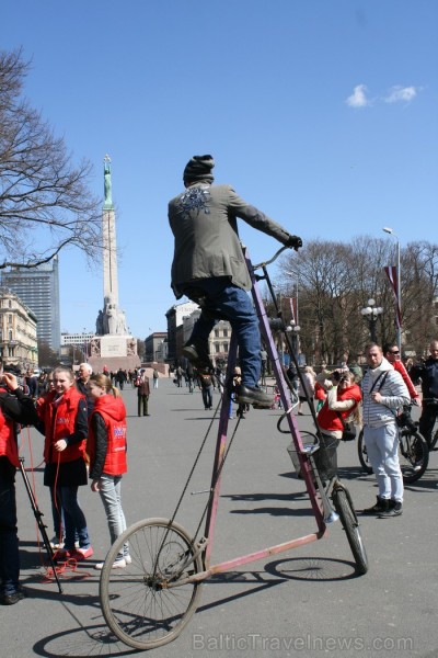 Rīgas velo nedēļas 2013 ietvaros velosipēdisti pie Brīvības pieminekļa pulcējās uz Rīga velo parādi - iepazīsti Pārdaugavu. Rīgas velo nedēļas 2013 ietvaros velosipēdisti pie Brīvības pieminekļa pulcējās uz Rīga velo parādi - iepazīsti Pārdaugavu. 93205