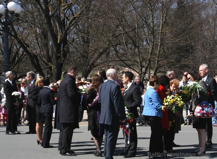 04.05.2013 pie Brīvības pieminekļa notiek Latvijas veidošana no ziediem. Ziedu Latvija pieminekļa pakājē skatāma līdz 06.05.2013 pulksten 21:00. 04.05.2013 pie Brīvības pieminekļa notiek Latvijas veidošana no ziediem. Ziedu Latvija pieminekļa pakājē skatāma līdz 06.05.2013 pulksten 21:00. 93413