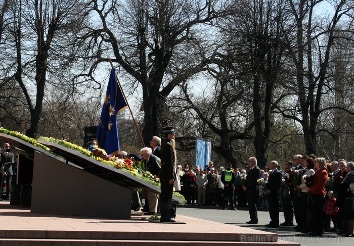 04.05.2013 pie Brīvības pieminekļa notiek Latvijas veidošana no ziediem. Ziedu Latvija pieminekļa pakājē skatāma līdz 06.05.2013 pulksten 21:00. 04.05.2013 pie Brīvības pieminekļa notiek Latvijas veidošana no ziediem. Ziedu Latvija pieminekļa pakājē skatāma līdz 06.05.2013 pulksten 21:00. 93422