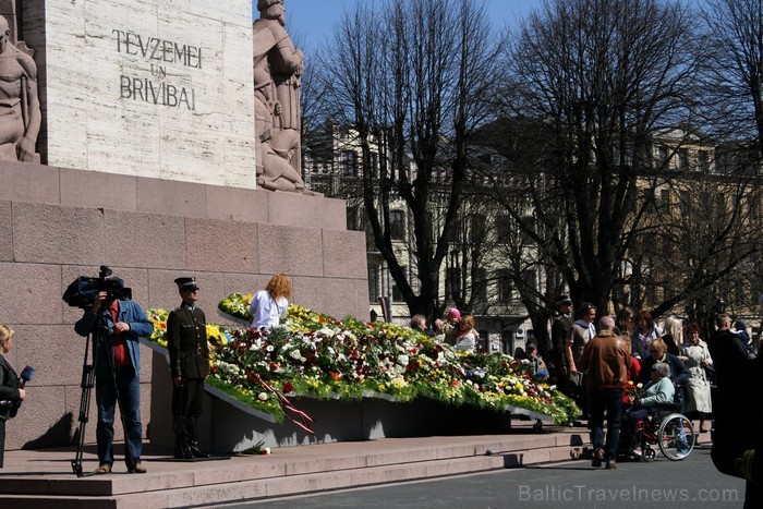 04.05.2013 pie Brīvības pieminekļa notiek Latvijas veidošana no ziediem. Ziedu Latvija pieminekļa pakājē skatāma līdz 06.05.2013 pulksten 21:00. 04.05.2013 pie Brīvības pieminekļa notiek Latvijas veidošana no ziediem. Ziedu Latvija pieminekļa pakājē skatāma līdz 06.05.2013 pulksten 21:00. 93423