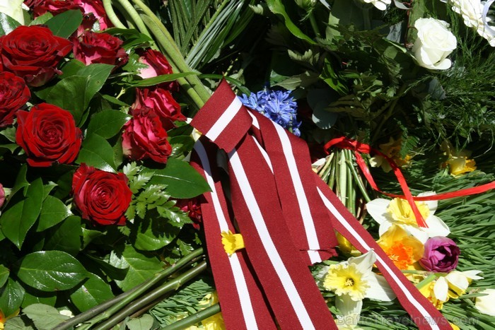 04.05.2013 pie Brīvības pieminekļa notiek Latvijas veidošana no ziediem. Ziedu Latvija pieminekļa pakājē skatāma līdz 06.05.2013 pulksten 21:00. 04.05.2013 pie Brīvības pieminekļa notiek Latvijas veidošana no ziediem. Ziedu Latvija pieminekļa pakājē skatāma līdz 06.05.2013 pulksten 21:00. 93427