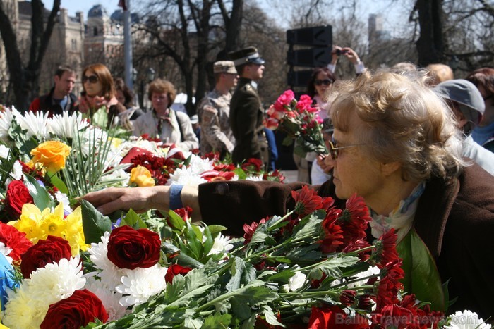 04.05.2013 pie Brīvības pieminekļa notiek Latvijas veidošana no ziediem. Ziedu Latvija pieminekļa pakājē skatāma līdz 06.05.2013 pulksten 21:00. 04.05.2013 pie Brīvības pieminekļa notiek Latvijas veidošana no ziediem. Ziedu Latvija pieminekļa pakājē skatāma līdz 06.05.2013 pulksten 21:00. 93429