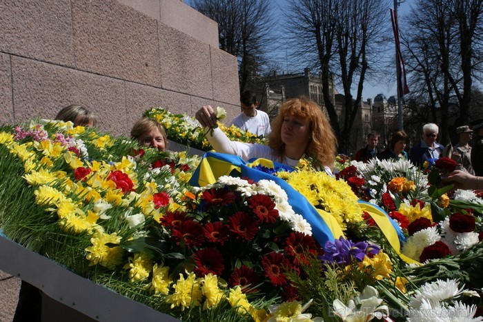 04.05.2013 pie Brīvības pieminekļa notiek Latvijas veidošana no ziediem. Ziedu Latvija pieminekļa pakājē skatāma līdz 06.05.2013 pulksten 21:00. 04.05.2013 pie Brīvības pieminekļa notiek Latvijas veidošana no ziediem. Ziedu Latvija pieminekļa pakājē skatāma līdz 06.05.2013 pulksten 21:00. 93430