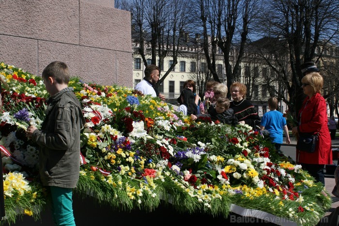 04.05.2013 pie Brīvības pieminekļa notiek Latvijas veidošana no ziediem. Ziedu Latvija pieminekļa pakājē skatāma līdz 06.05.2013 pulksten 21:00. 04.05.2013 pie Brīvības pieminekļa notiek Latvijas veidošana no ziediem. Ziedu Latvija pieminekļa pakājē skatāma līdz 06.05.2013 pulksten 21:00. 93434