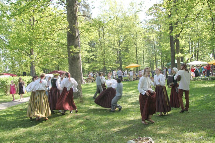 Gulbene 18. maijā aicināja visus interesentus uz vasaras tūrisma sezonas atklāšanu. Foto sponsors: www.milmani.blogspot.com Gulbene 18. maijā aicināja visus interesentus uz vasaras tūrisma sezonas atklāšanu. Foto sponsors: www.milmani.blogspot.com 94450