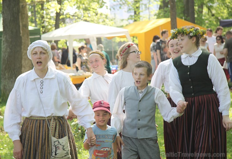 Gulbene 18. maijā aicināja visus interesentus uz vasaras tūrisma sezonas atklāšanu. Foto sponsors: www.milmani.blogspot.com Gulbene 18. maijā aicināja visus interesentus uz vasaras tūrisma sezonas atklāšanu. Foto sponsors: www.milmani.blogspot.com 94451