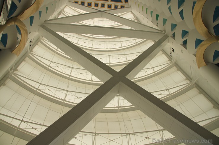 Travelnews.lv apmeklē pasaules populāro luksus viesnīcu Burj Al Arab, kas atrodas Dubaijā. Foto sponsors: www.GoAdventure.lv 94620