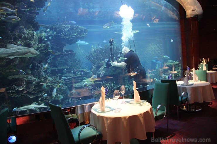 Travelnews.lv apmeklē pasaules populāro luksus viesnīcu Burj Al Arab, kas atrodas Dubaijā. Foto sponsors: www.GoAdventure.lv 94634
