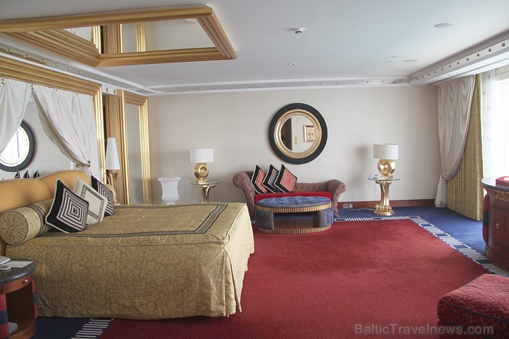 Travelnews.lv apmeklē pasaules populāro luksus viesnīcu Burj Al Arab, kas atrodas Dubaijā. Foto sponsors: www.GoAdventure.lv 94643