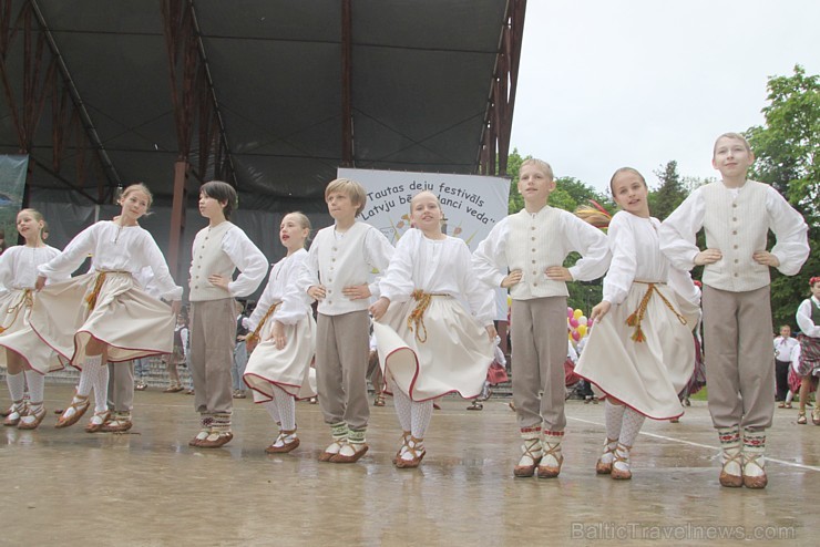 Tautas deju festivāls «Latvju bērni danci veda» Krāslavā 2013 ar lielkocenta «Pār Daugavu saulei roku deva» programmu. Foto sponsors: www.visitkraslav Tautas deju festivāls «Latvju bērni danci veda» Krāslavā 2013 ar lielkocenta «Pār Daugavu saulei roku deva» programmu. Foto sponsors: www.visitkraslav 94918