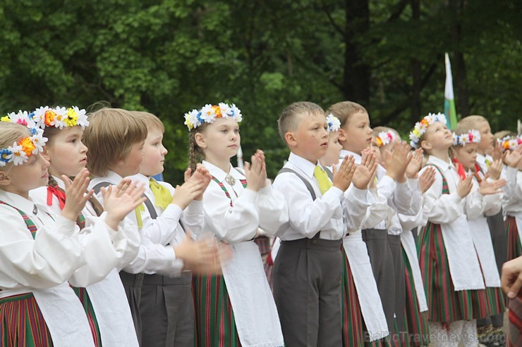 Tautas deju festivāls «Latvju bērni danci veda» Krāslavā 2013 ar lielkocenta «Pār Daugavu saulei roku deva» programmu. Foto sponsors: www.visitkraslav Tautas deju festivāls «Latvju bērni danci veda» Krāslavā 2013 ar lielkocenta «Pār Daugavu saulei roku deva» programmu. Foto sponsors: www.visitkraslav 94927