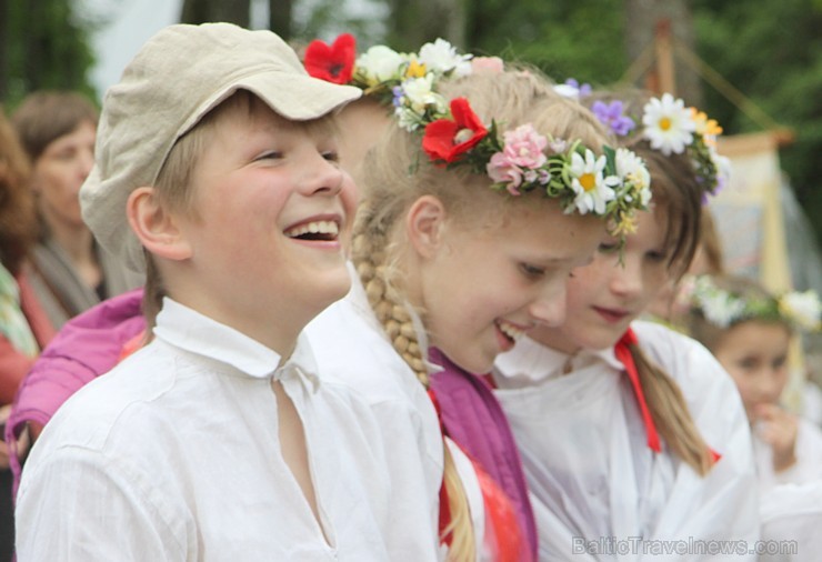 Tautas deju festivāls «Latvju bērni danci veda» Krāslavā 2013 ar lielkocenta «Pār Daugavu saulei roku deva» programmu. Foto sponsors: www.visitkraslav Tautas deju festivāls «Latvju bērni danci veda» Krāslavā 2013 ar lielkocenta «Pār Daugavu saulei roku deva» programmu. Foto sponsors: www.visitkraslav 94941