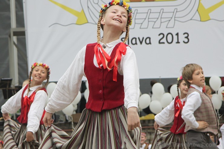 Tautas deju festivāls «Latvju bērni danci veda» Krāslavā 2013 ar lielkocenta «Pār Daugavu saulei roku deva» programmu. Foto sponsors: www.visitkraslav Tautas deju festivāls «Latvju bērni danci veda» Krāslavā 2013 ar lielkocenta «Pār Daugavu saulei roku deva» programmu. Foto sponsors: www.visitkraslav 94945