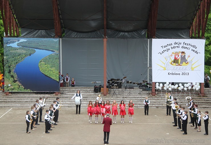 Tautas deju festivāls «Latvju bērni danci veda» Krāslavā 2013 ar lielkocenta «Pār Daugavu saulei roku deva» programmu. Foto sponsors: www.visitkraslav 94953
