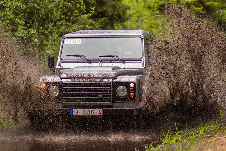 Travelnews.lv pārliecinās, ka ikdienā ir grūti atrast šķērsli, kuru nevarētu pārvarēt Land Rover Defender Travelnews.lv pārliecinās, ka ikdienā ir grūti atrast šķērsli, kuru nevarētu pārvarēt Land Rover Defender 95197