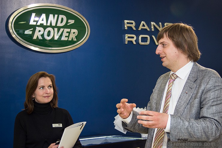 Inchcape BM Auto mārketinga vadītāja Diāna Gaidaša un valdes loceklis Ivars Norvelis iepazīstina klātesošos ar pieejamo Land Rover automobīļu klāstu Inchcape BM Auto mārketinga vadītāja Diāna Gaidaša un valdes loceklis Ivars Norvelis iepazīstina klātesošos ar pieejamo Land Rover automobīļu klāstu 95198