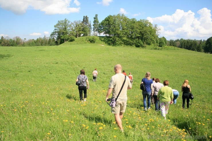 Vanagkalns - sens upurkalns. Mūsdienās Vanagkalnā ir uzturētas dzīvas senču tradīcijas, svinot tur tradicionālos gadskārtu svētkus - Mārtiņus, Miķeļus Vanagkalns - sens upurkalns. Mūsdienās Vanagkalnā ir uzturētas dzīvas senču tradīcijas, svinot tur tradicionālos gadskārtu svētkus - Mārtiņus, Miķeļus 95254