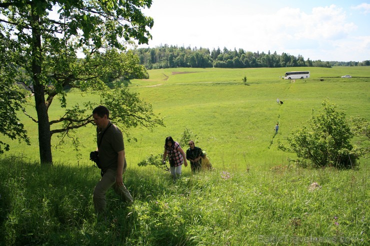 Vanagkalns - sens upurkalns. Mūsdienās Vanagkalnā ir uzturētas dzīvas senču tradīcijas, svinot tur tradicionālos gadskārtu svētkus - Mārtiņus, Miķeļus Vanagkalns - sens upurkalns. Mūsdienās Vanagkalnā ir uzturētas dzīvas senču tradīcijas, svinot tur tradicionālos gadskārtu svētkus - Mārtiņus, Miķeļus 95256