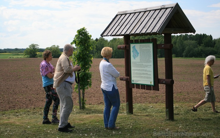 Pēc nostāstiem, kādreiz akmens tuvumā bijušas Tilgaļu mājas, un šeit it kā bijusi Tilgaļu baznīca. Pēc nostāstiem, kādreiz akmens tuvumā bijušas Tilgaļu mājas, un šeit it kā bijusi Tilgaļu baznīca. 95337
