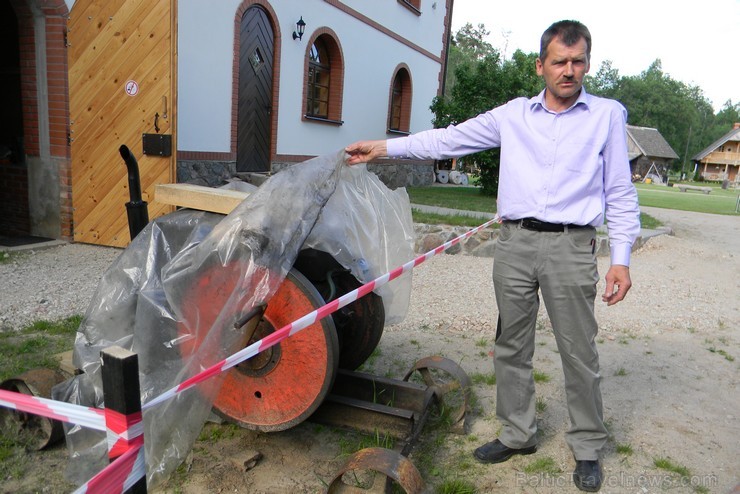 Iecavas labajā krastā slejas atjaunotā dzirnavu ēka. Pagalmā un saimniecības ēkās apskatāmi Latvijas laukiem raksturīgie darbarīki, izmantojamās mašīn Iecavas labajā krastā slejas atjaunotā dzirnavu ēka. Pagalmā un saimniecības ēkās apskatāmi Latvijas laukiem raksturīgie darbarīki, izmantojamās mašīn 95347