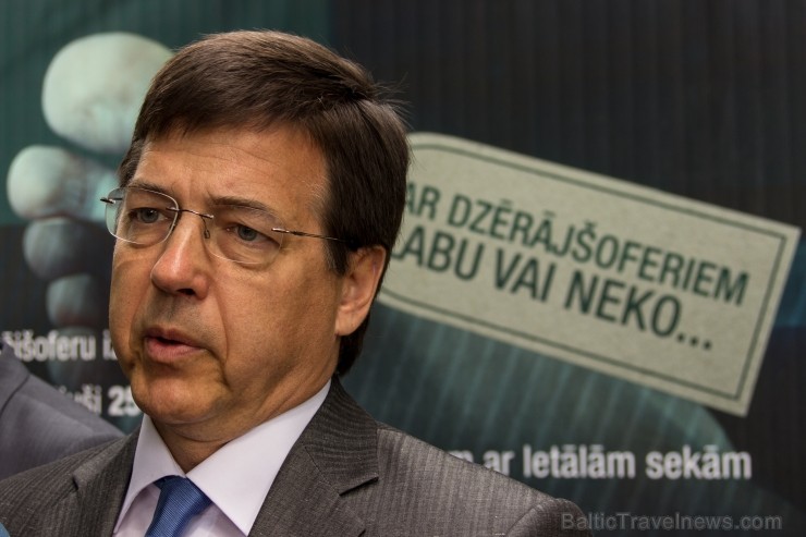 CSDD valdes priekšsēdētājs Andris Lukstiņš aicina ikvienu satiksmes dalībnieku būt apdomīgiem, kā arī nesabojāt svētkus sev un citiem, sēžoties pie st CSDD valdes priekšsēdētājs Andris Lukstiņš aicina ikvienu satiksmes dalībnieku būt apdomīgiem, kā arī nesabojāt svētkus sev un citiem, sēžoties pie st 96388