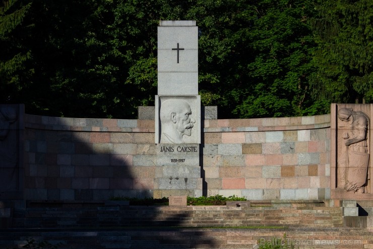 Šeit atdusas valsts prezidentu, brīvības cīnītāju, okupācijas varu mocekļu, karavīru, sabiedrībā labi pazīstamu zinātnes, kultūras un sabiedrisko darb Šeit atdusas valsts prezidentu, brīvības cīnītāju, okupācijas varu mocekļu, karavīru, sabiedrībā labi pazīstamu zinātnes, kultūras un sabiedrisko darb 96900