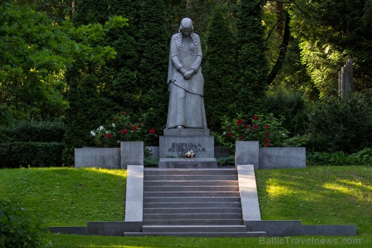 Šeit atdusas valsts prezidentu, brīvības cīnītāju, okupācijas varu mocekļu, karavīru, sabiedrībā labi pazīstamu zinātnes, kultūras un sabiedrisko darb Šeit atdusas valsts prezidentu, brīvības cīnītāju, okupācijas varu mocekļu, karavīru, sabiedrībā labi pazīstamu zinātnes, kultūras un sabiedrisko darb 96902