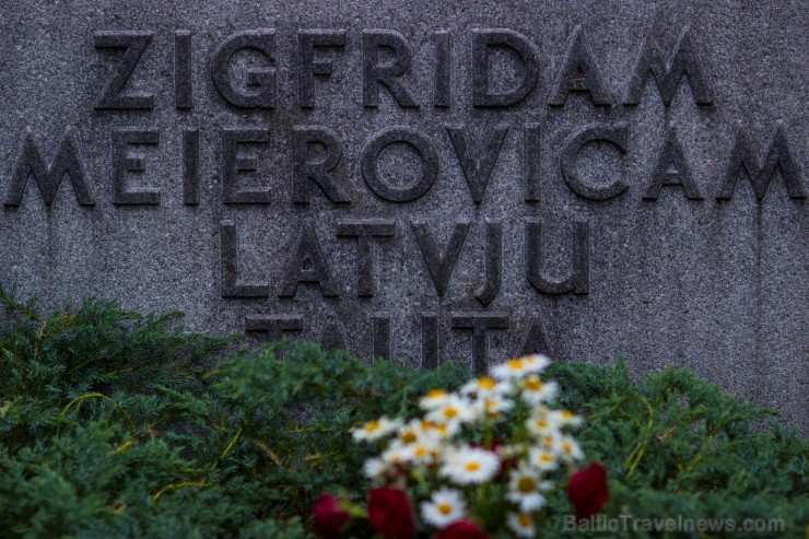 Šeit atdusas valsts prezidentu, brīvības cīnītāju, okupācijas varu mocekļu, karavīru, sabiedrībā labi pazīstamu zinātnes, kultūras un sabiedrisko darb Šeit atdusas valsts prezidentu, brīvības cīnītāju, okupācijas varu mocekļu, karavīru, sabiedrībā labi pazīstamu zinātnes, kultūras un sabiedrisko darb 96903