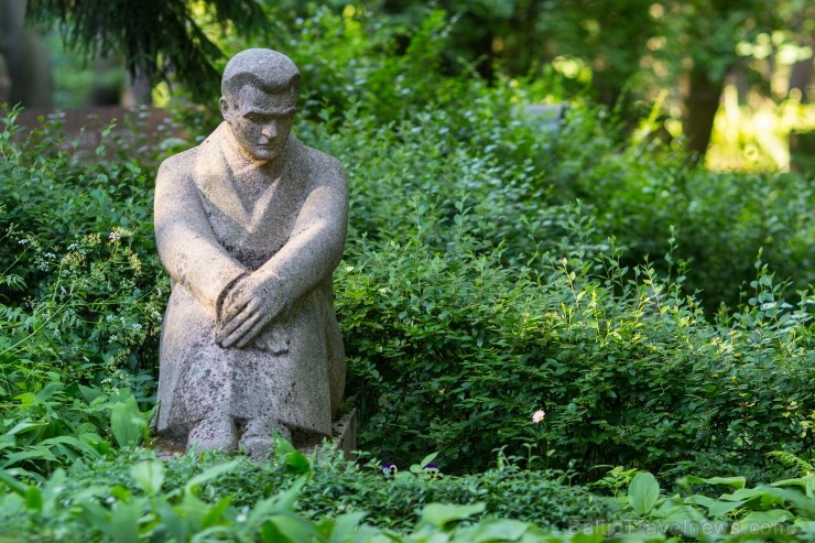 Rīgas Meža kapos, apskatot pazīstamu Latvijas politiķu, militārpersonu un sabiedrisko darbinieku kapavietas, iespējams izbaudīt īpašu atmosfēru Rīgas Meža kapos, apskatot pazīstamu Latvijas politiķu, militārpersonu un sabiedrisko darbinieku kapavietas, iespējams izbaudīt īpašu atmosfēru 96910