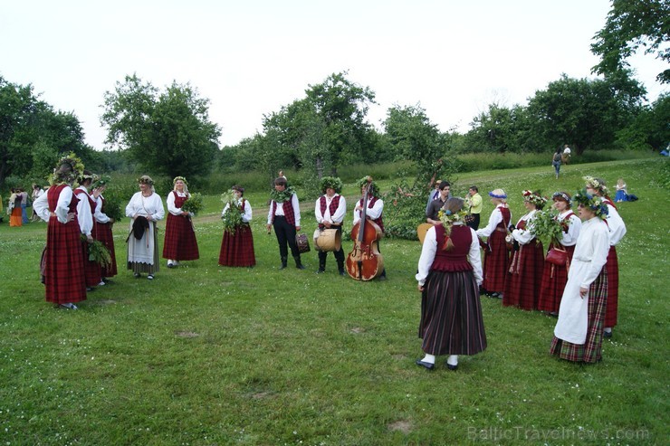 Turaidas Jāņkalnā 21.06.2013 – gada garākajā dienā un īsākajā naktī jau vairākus gadus tika svinēti Vasaras saulgrieži. Turaidas Jāņkalnā ar greznām d Turaidas Jāņkalnā 21.06.2013 – gada garākajā dienā un īsākajā naktī jau vairākus gadus tika svinēti Vasaras saulgrieži. Turaidas Jāņkalnā ar greznām d 97011