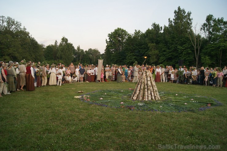 Turaidas Jāņkalnā 21.06.2013 – gada garākajā dienā un īsākajā naktī jau vairākus gadus tika svinēti Vasaras saulgrieži. Turaidas Jāņkalnā ar greznām d Turaidas Jāņkalnā 21.06.2013 – gada garākajā dienā un īsākajā naktī jau vairākus gadus tika svinēti Vasaras saulgrieži. Turaidas Jāņkalnā ar greznām d 97022