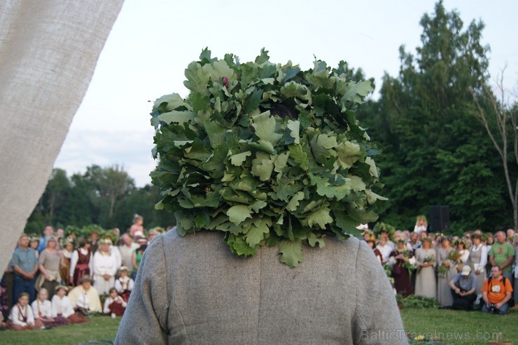 Turaidas Jāņkalnā 21.06.2013 – gada garākajā dienā un īsākajā naktī jau vairākus gadus tika svinēti Vasaras saulgrieži. Turaidas Jāņkalnā ar greznām d Turaidas Jāņkalnā 21.06.2013 – gada garākajā dienā un īsākajā naktī jau vairākus gadus tika svinēti Vasaras saulgrieži. Turaidas Jāņkalnā ar greznām d 97029