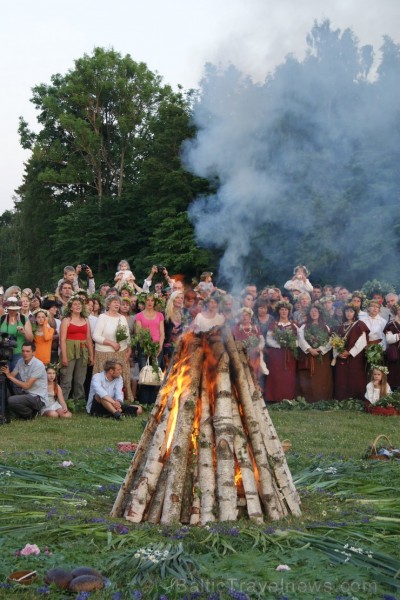 Turaidas Jāņkalnā 21.06.2013 – gada garākajā dienā un īsākajā naktī jau vairākus gadus tika svinēti Vasaras saulgrieži. Turaidas Jāņkalnā ar greznām d Turaidas Jāņkalnā 21.06.2013 – gada garākajā dienā un īsākajā naktī jau vairākus gadus tika svinēti Vasaras saulgrieži. Turaidas Jāņkalnā ar greznām d 97030