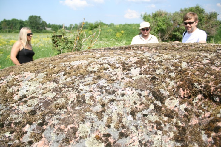 Rehe bedrīšakmens Horeda ciematā. Akmens garums 4,4 metri, platums 4,1 metri, augstums 1,6 metri. Uz akmens virsmas atrodas 46 bedrītes 5-9 centimetru Rehe bedrīšakmens Horeda ciematā. Akmens garums 4,4 metri, platums 4,1 metri, augstums 1,6 metri. Uz akmens virsmas atrodas 46 bedrītes 5-9 centimetru 97217