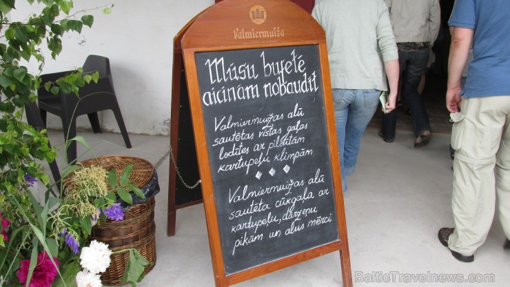 1764. gadā princis Pēteris Augusts šeit, starp Pēterpili un Vakareiropu ,uzcēla arī varenu neobarokālu medību pili. Tālab viesi kļuva augstdzimušāki u 1764. gadā princis Pēteris Augusts šeit, starp Pēterpili un Vakareiropu ,uzcēla arī varenu neobarokālu medību pili. Tālab viesi kļuva augstdzimušāki u 97318