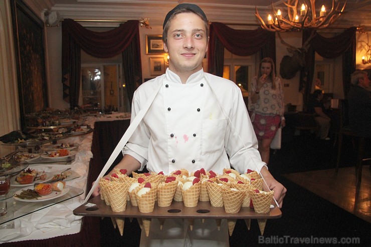Vecrīgas piecu zvaigžņu viesnīca Grand Palace Hotel Rīga rīkoja 28.06.2013 vērienīgu balli «The Global Party 2013». Pasākuma viesi. Foto sponsors: www Vecrīgas piecu zvaigžņu viesnīca Grand Palace Hotel Rīga rīkoja 28.06.2013 vērienīgu balli «The Global Party 2013». Pasākuma viesi. Foto sponsors: www 97399