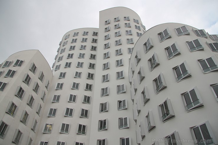 Trīs asimetriskas kanādiešu arhitekta Frenka Gerija projektētas biroju ēkas - www.duesseldorf-tourismus.de Trīs asimetriskas kanādiešu arhitekta Frenka Gerija projektētas biroju ēkas - www.duesseldorf-tourismus.de 97464