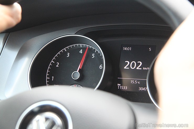 VW Golf 7 1.2 TSI bez grūtībām sasniedz 180 km/h, bet 200 km/h robežu spēj panākt tikai ar kalna palīdzību. Vidējais degvielas patēriņš nepārsniedz 8 VW Golf 7 1.2 TSI bez grūtībām sasniedz 180 km/h, bet 200 km/h robežu spēj panākt tikai ar kalna palīdzību. Vidējais degvielas patēriņš nepārsniedz 8 97543