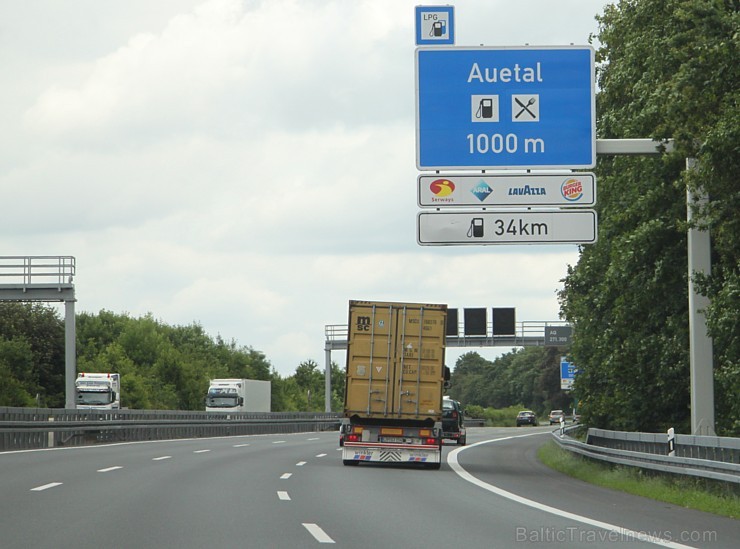 Vācijas autostrāde. Pēdējos gados autostrāžu atpūtas laukumos tualetes pakalpojums lielākajā daļā ir maksas pakalpojums. Foto sponsors: www.sixt.lv Vācijas autostrāde. Pēdējos gados autostrāžu atpūtas laukumos tualetes pakalpojums lielākajā daļā ir maksas pakalpojums. Foto sponsors: www.sixt.lv 97545
