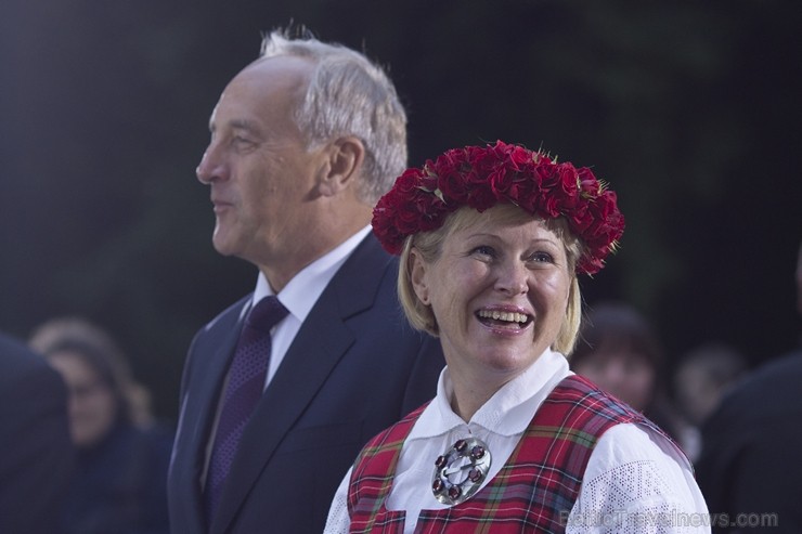 Svētdien, 30. jūnijā, Dziesmusvētku parkā Viesturdārzā notika Dziesmu un deju svētku atklāšanas pasākums ar tradicionālo virsdiriģentu un virsvadītaju Svētdien, 30. jūnijā, Dziesmusvētku parkā Viesturdārzā notika Dziesmu un deju svētku atklāšanas pasākums ar tradicionālo virsdiriģentu un virsvadītaju 97608
