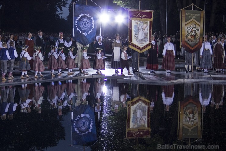 Svētdien, 30. jūnijā, Dziesmusvētku parkā Viesturdārzā notika Dziesmu un deju svētku atklāšanas pasākums ar tradicionālo virsdiriģentu un virsvadītaju Svētdien, 30. jūnijā, Dziesmusvētku parkā Viesturdārzā notika Dziesmu un deju svētku atklāšanas pasākums ar tradicionālo virsdiriģentu un virsvadītaju 97623
