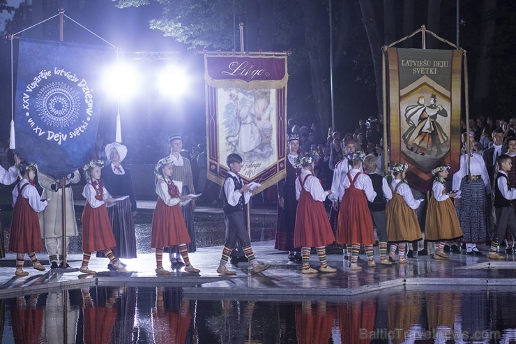 Svētdien, 30. jūnijā, Dziesmusvētku parkā Viesturdārzā notika Dziesmu un deju svētku atklāšanas pasākums ar tradicionālo virsdiriģentu un virsvadītaju Svētdien, 30. jūnijā, Dziesmusvētku parkā Viesturdārzā notika Dziesmu un deju svētku atklāšanas pasākums ar tradicionālo virsdiriģentu un virsvadītaju 97626