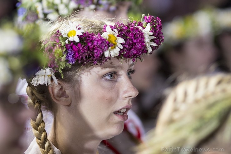 Svētdien, 30. jūnijā, Dziesmusvētku parkā Viesturdārzā notika Dziesmu un deju svētku atklāšanas pasākums ar tradicionālo virsdiriģentu un virsvadītaju Svētdien, 30. jūnijā, Dziesmusvētku parkā Viesturdārzā notika Dziesmu un deju svētku atklāšanas pasākums ar tradicionālo virsdiriģentu un virsvadītaju 97636