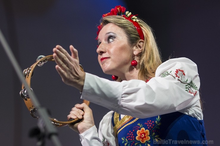 XXV Vispārējo latviešu dziesmu un XV deju svētku ietvaros pirmdien, 1. jūlijā, Lielajā Ģildē notika mazākumtautību kolektīvu koncertuzvedums Zem viena XXV Vispārējo latviešu dziesmu un XV deju svētku ietvaros pirmdien, 1. jūlijā, Lielajā Ģildē notika mazākumtautību kolektīvu koncertuzvedums Zem viena 97681