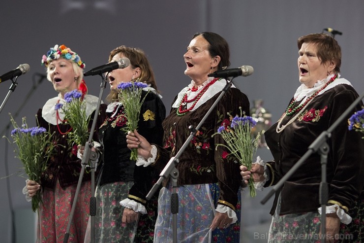 XXV Vispārējo latviešu dziesmu un XV deju svētku ietvaros pirmdien, 1. jūlijā, Lielajā Ģildē notika mazākumtautību kolektīvu koncertuzvedums Zem viena XXV Vispārējo latviešu dziesmu un XV deju svētku ietvaros pirmdien, 1. jūlijā, Lielajā Ģildē notika mazākumtautību kolektīvu koncertuzvedums Zem viena 97684